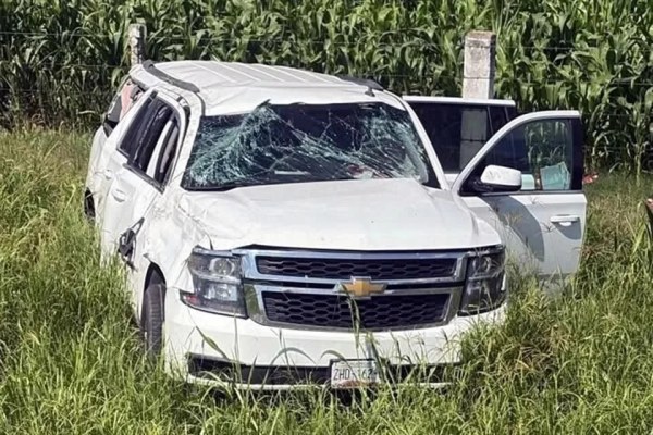 Vuelca camioneta con colaboradores de senadora