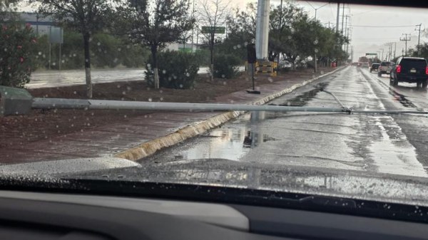 Cae poste en el Juan Pablo II