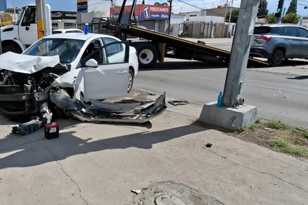 Camioneta termina en estación del Bowí tras colisión