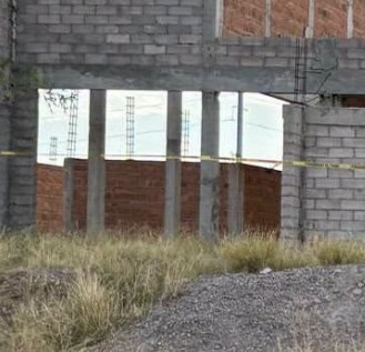 Hallan muerto en tapia
