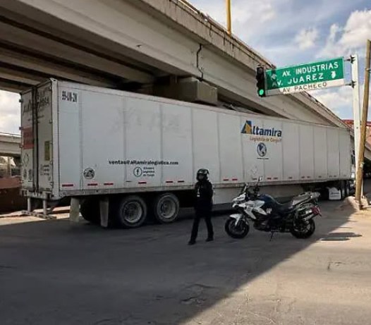 Tráiler queda atorado en puente