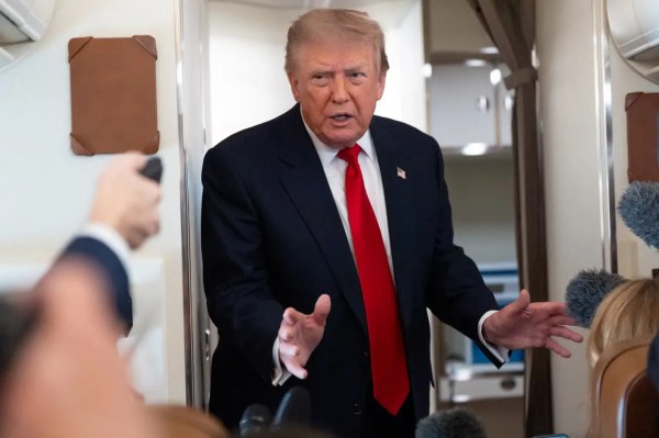 Trump se burla de demanda de Irán de reparaciones de guerra