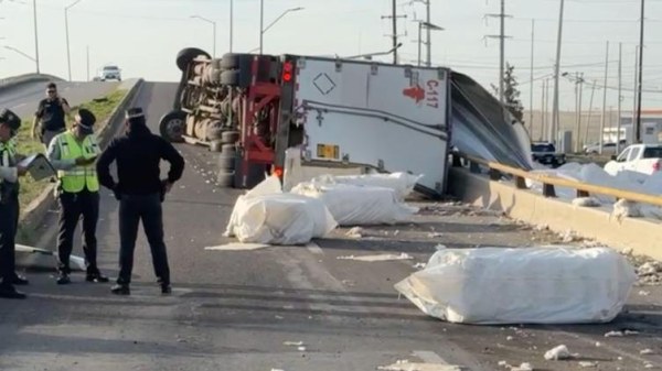 Vuelca tráiler cargado con algodón