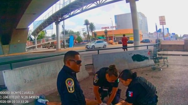 Salvan policías a mujer