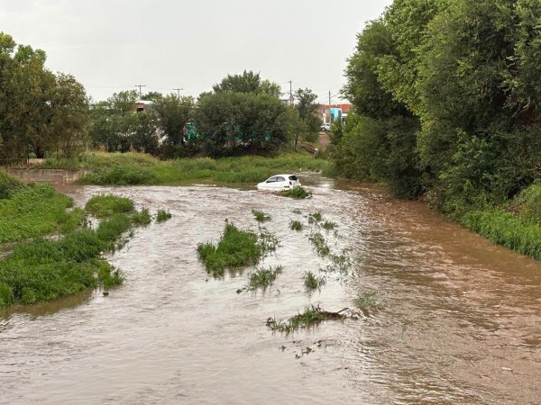 Lluvias inundan casas y arrastran auto en Cuauhtémoc