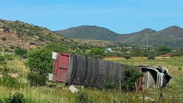 Vuelca tráiler en vía corta a Parral