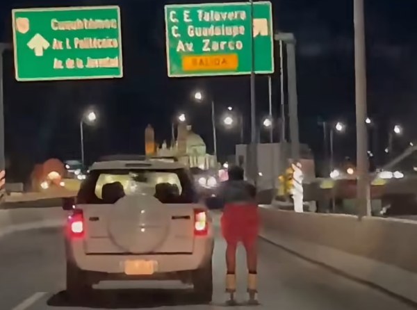 Lo captan patinando en el canal
