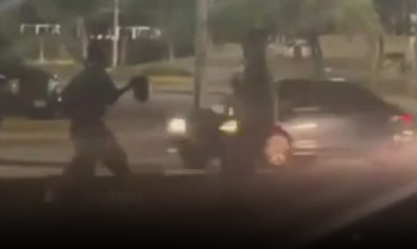 Saca machete en riña afuera de Soriana Fuentes Mares