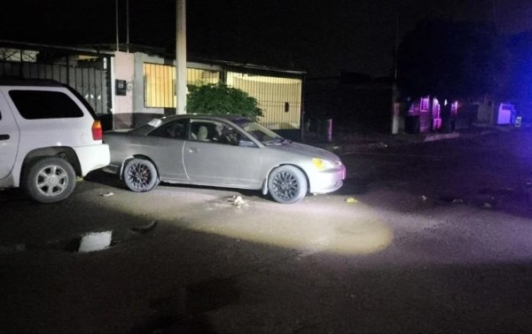 Atacan a pareja a balazos; muere uno