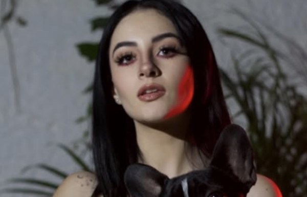 Paola Dalay responde a rumores con ostentoso look