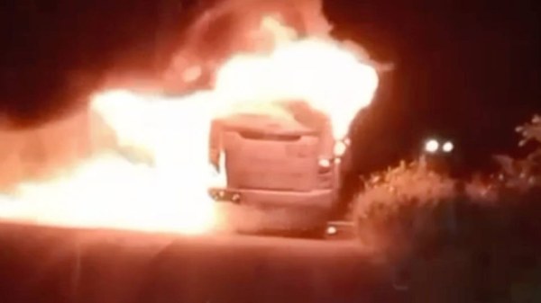 Incendian camión de pasajeros tras enfrentamiento con Guardia Nacional