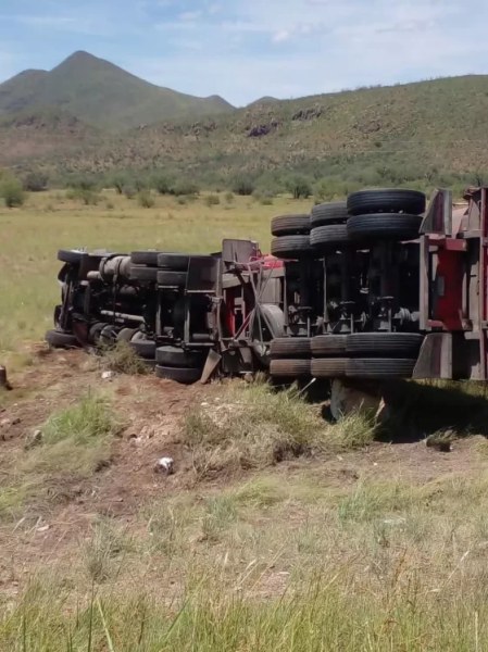 Vuelca tráiler en vía corta a Chihuahua