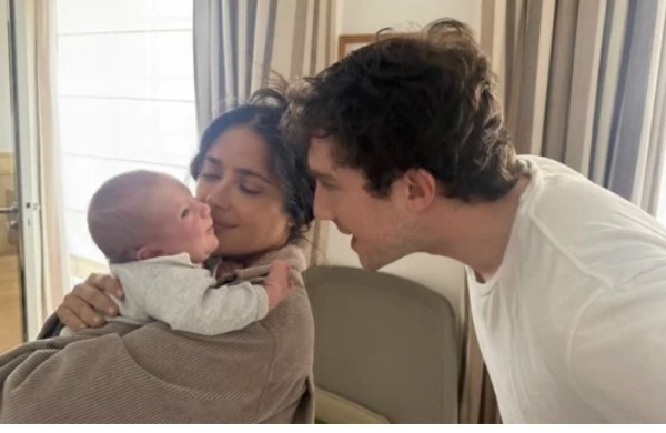 Salma Hayek debuta como abuela