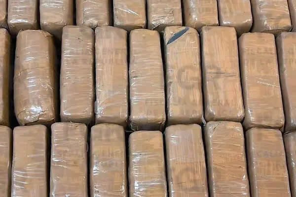 Aseguran 46 kilos de cocaína en precos; hay tres detenidos