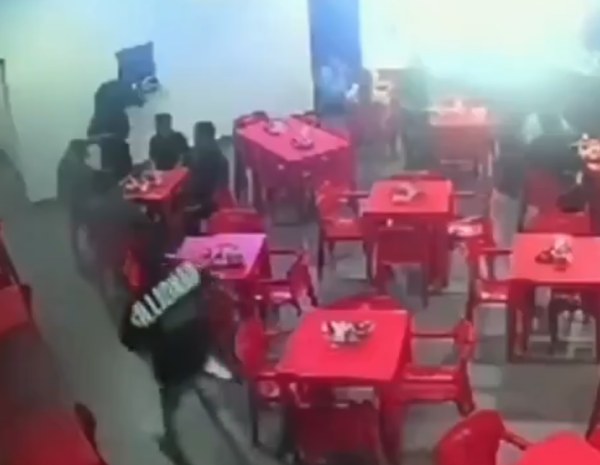 Difunden video de ejecución del primo de Alfredo Olivas en taquería