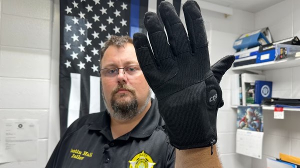 Zar fronterizo defiende uso de guantes eléctricos para agentes del ICE