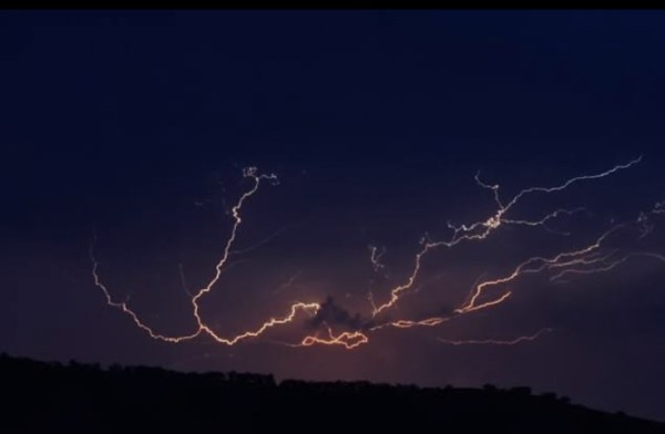 Tormenta eléctrica provocó apagones en la ciudad