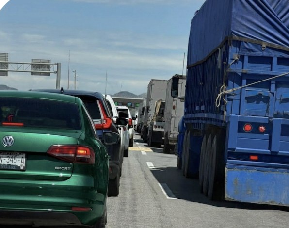 Exigen agilizar el paso en la caseta de Cuauhtémoc tras persistir kilométricas filas