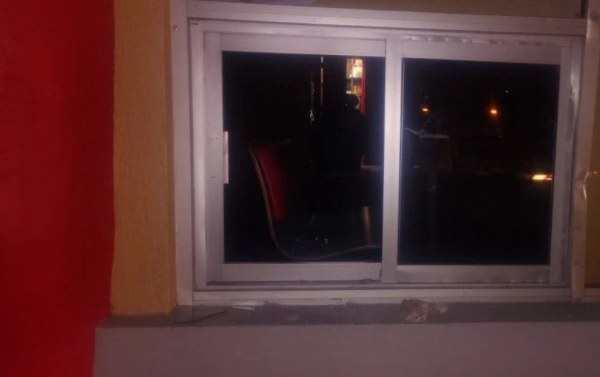 Los detienen robando pizzería