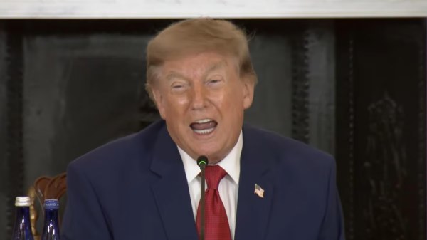 Trump pide que aprueben su salón de baile