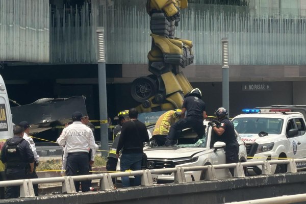 Cae estructura sobre auto y muere conducta en CDMX