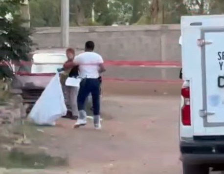Localizan muerto afuera de casa