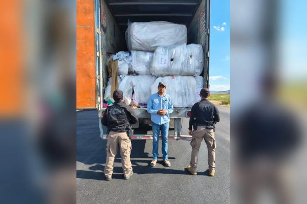 Asegura camión con pacas de ropa