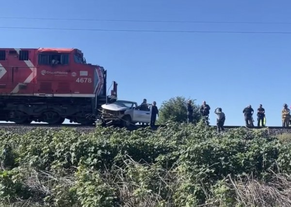 Tren arrastra vehículo: Una mujer muerta y otra  grave