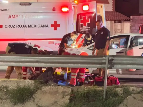 Biker queda lesionado tras chocar con valla de contención