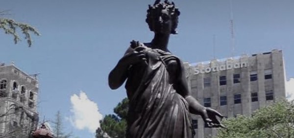 Limpian monumentos de la ciudad