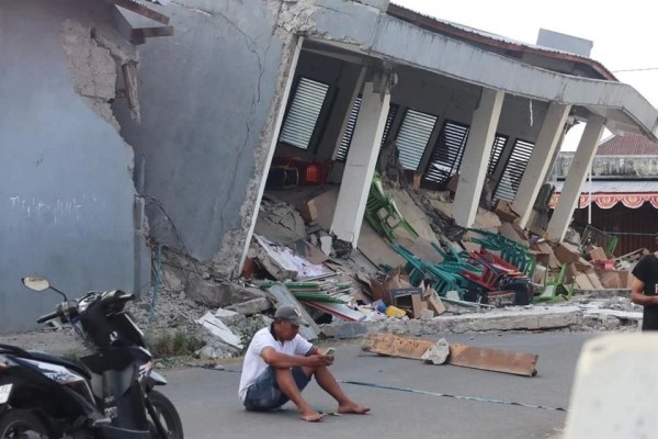 Deja al menos 53 muertos sismo de 7.7 en Indonesia