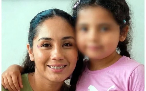 Muere madre que protegió a su hija en explosión