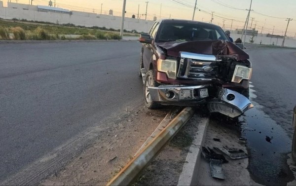 Se queda dormido al volante y choca con poste