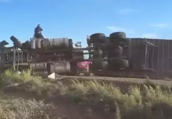 Vuelca tráiler en carretera a Valle de Zaragoza