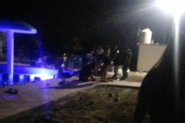 Hombre muere tras meterse a alberca en quinta