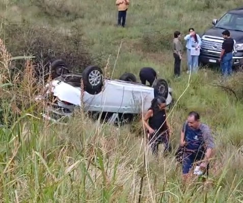 Volcadura deja dos lesionados