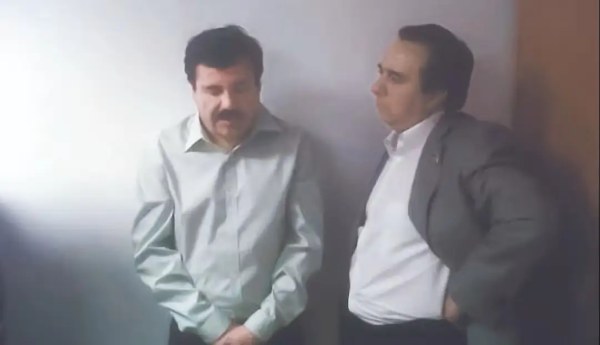Foto muestra a ‘El Chapo’ bajo interrogatorio de Tomás Zerón