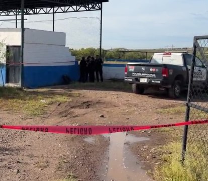Hallan muerto en campo de béisbol