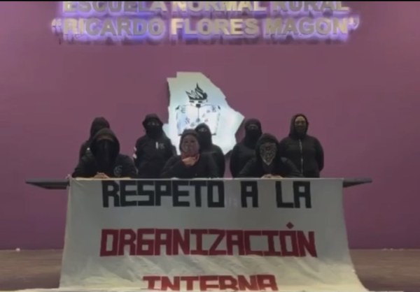 Alumnas con rostro cubierto niegan abuso en la Normal