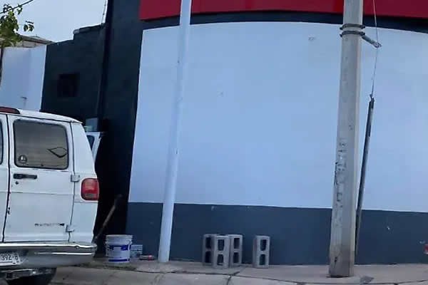 Saquean expendio tras abrir boquete