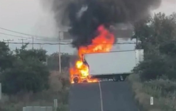 Caos en Michoacán por narcobloqueos