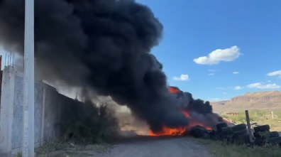 Fuerte incendio de llantas