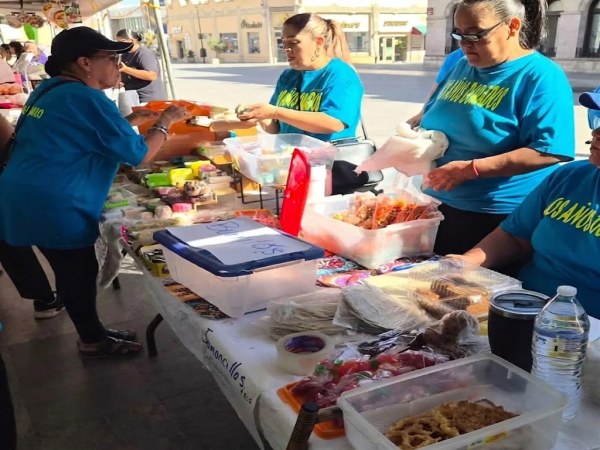 Talento sin edad: adultos mayores toman la Plaza de Armas con sus creaciones