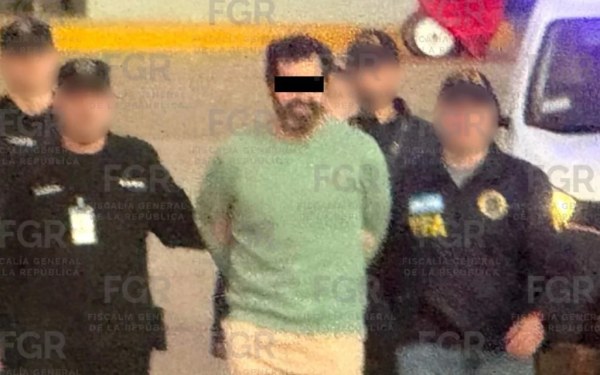 Trasladan a Contralmirante Farías a México
