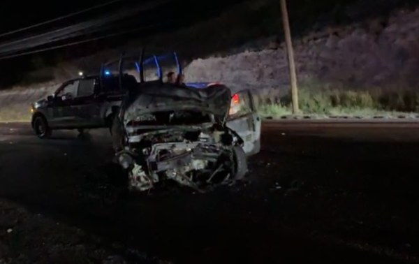 Se incendia auto tras choque con poste