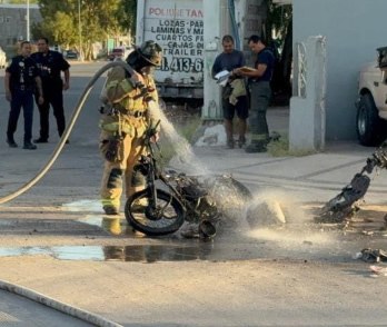 Se incendia motocicleta en San Felipe