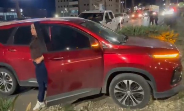Tráiler choca con camioneta frente a Fashion Mall