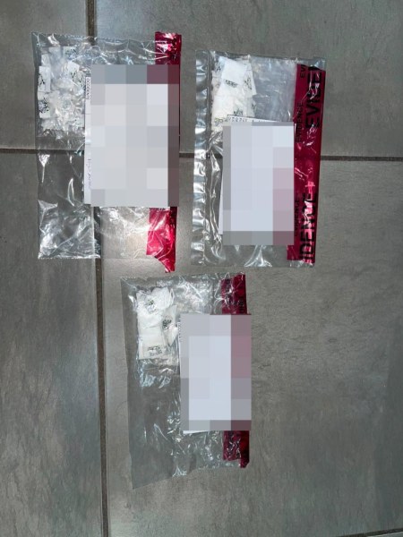 Detienen a pareja por intercambiar droga en la calle