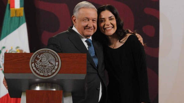 Revelan polémicos tuits de excolaboradora de AMLO