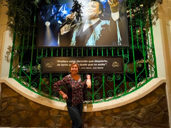 Viaja desde Perú cada año a Juárez para homenajear a Juan Gabriel